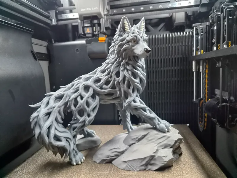 Escultura de Lobo Entrelaçada em Raízes impresso em 3D